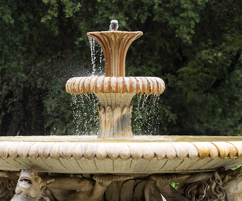 Foto di una antica fontana classica
