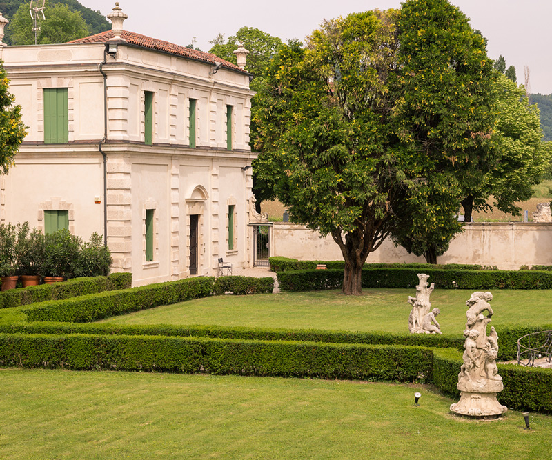 Foto di villa storica con giardino in stile classico