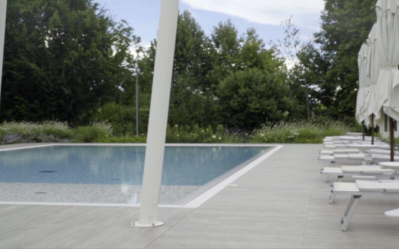 giardino di lusso con piscina