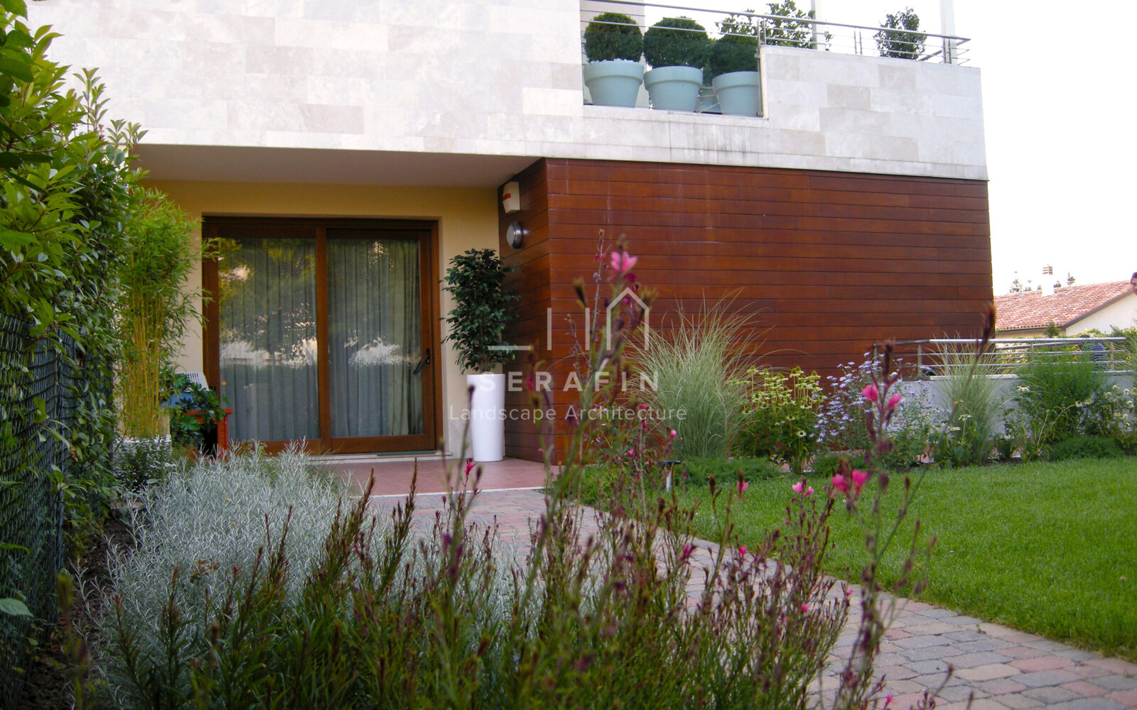 giardino privato con erbacee perenni a Treviso - 8