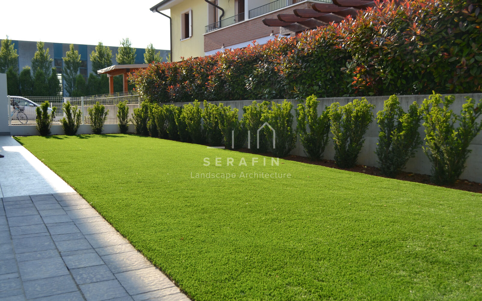 giardino privato con tappeto d'erba sintetica - 1