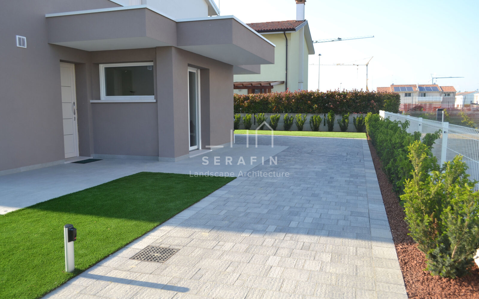 giardino privato con tappeto d'erba sintetica - 2